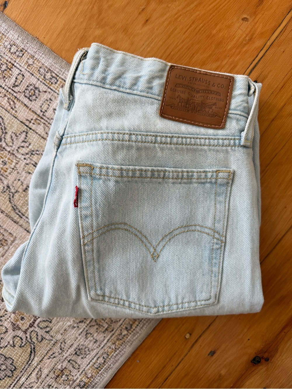 Levi's premium light wedgie 27x28, like new